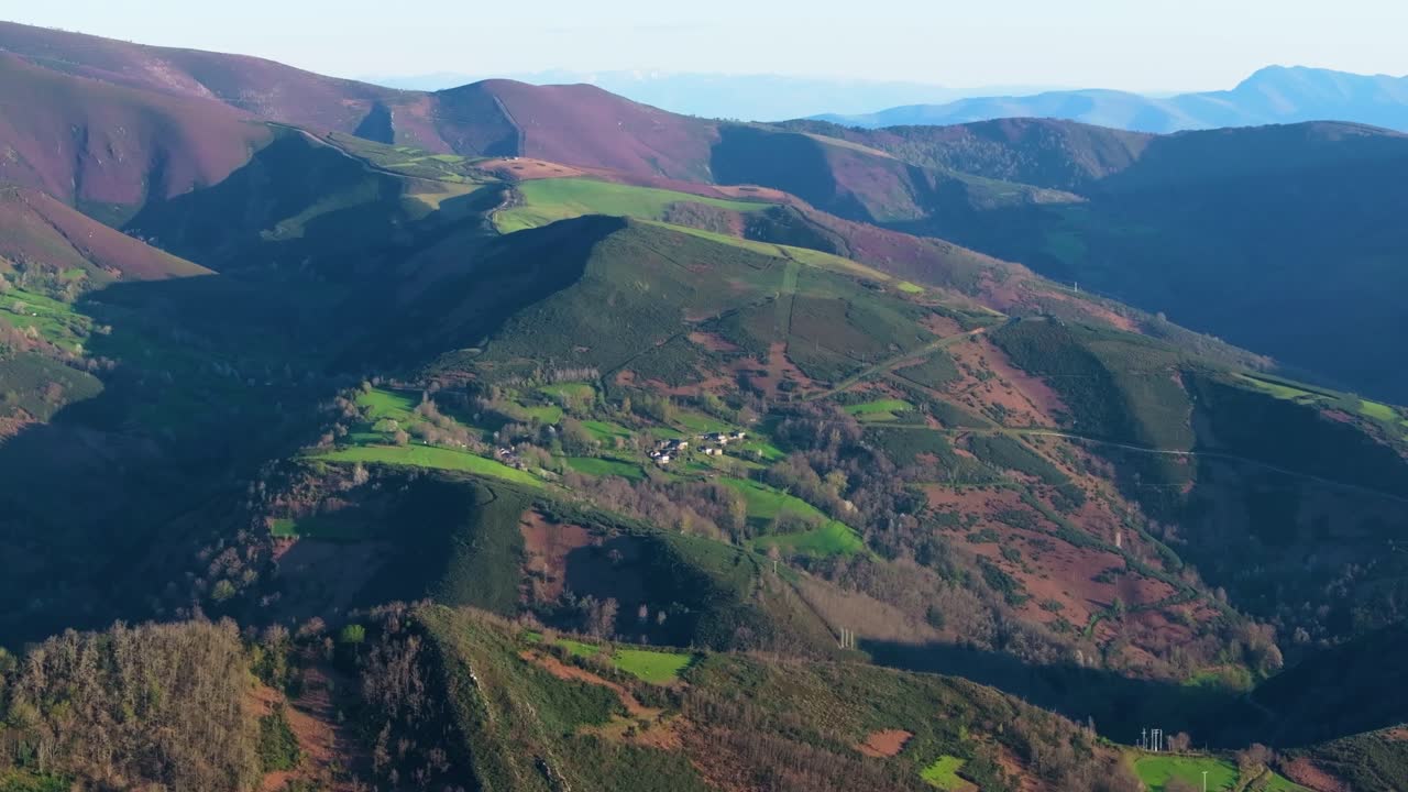 스페인 루고 주 오스 앙카레스 의 은 날 에 산악 풍경
