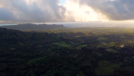 Goldener-Sonnenschein,-Der-Am-Horizont-Bei-Schönem-Sonnenaufgang-Auf-Der-Insel-Kauai-Hawaii-Unter-Tropischen-Regenwolken-Leuchtet