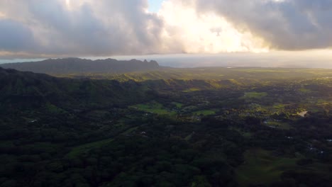 sol dorado brillando en el horizonte en el hermoso amanecer en la isla de kauai hawaii bajo nubes de lluvia tropical