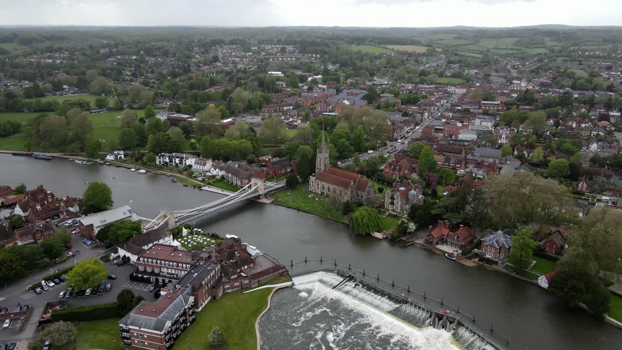 Città di Marlow e sbarramento sul fiume Tamigi, Buckinghamshire, Regno Unito, riprese aeree da punto di vista elevato 4K