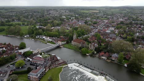 Marlow-Town-Y-Weir-En-El-Río-Támesis,-Buckinghamshire,-Reino-Unido,-Imágenes-Aéreas-De-Alto-Punto-De-Vista-4k