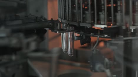 una máquina automática de llenado vierte agua en botellas de plástico en una moderna planta de bebidas
