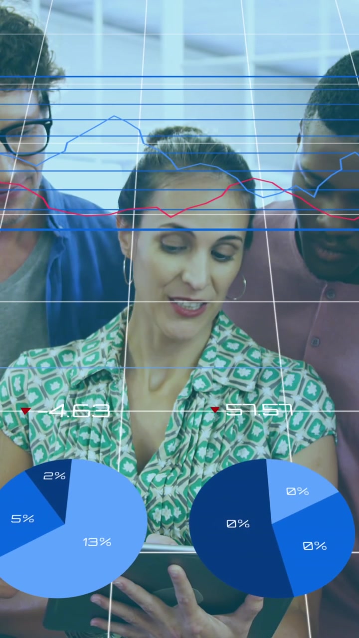 Animación del procesamiento de datos financieros sobre diversas personas de negocios en la oficina