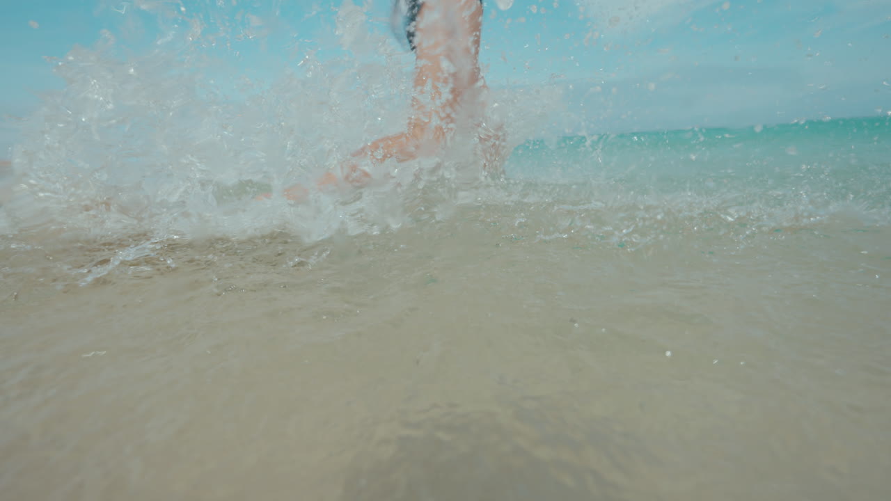 Mujer corriendo entre las olas del océano
