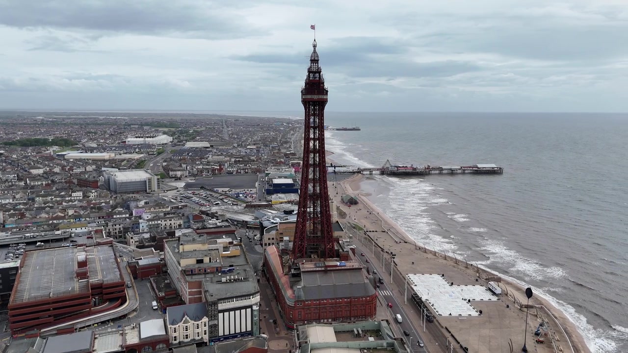 Torre di Blackpool e spiaggia: ripresa aerea panoramica con drone