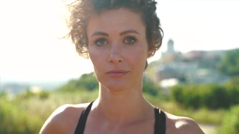 retrato de mujer en la naturaleza