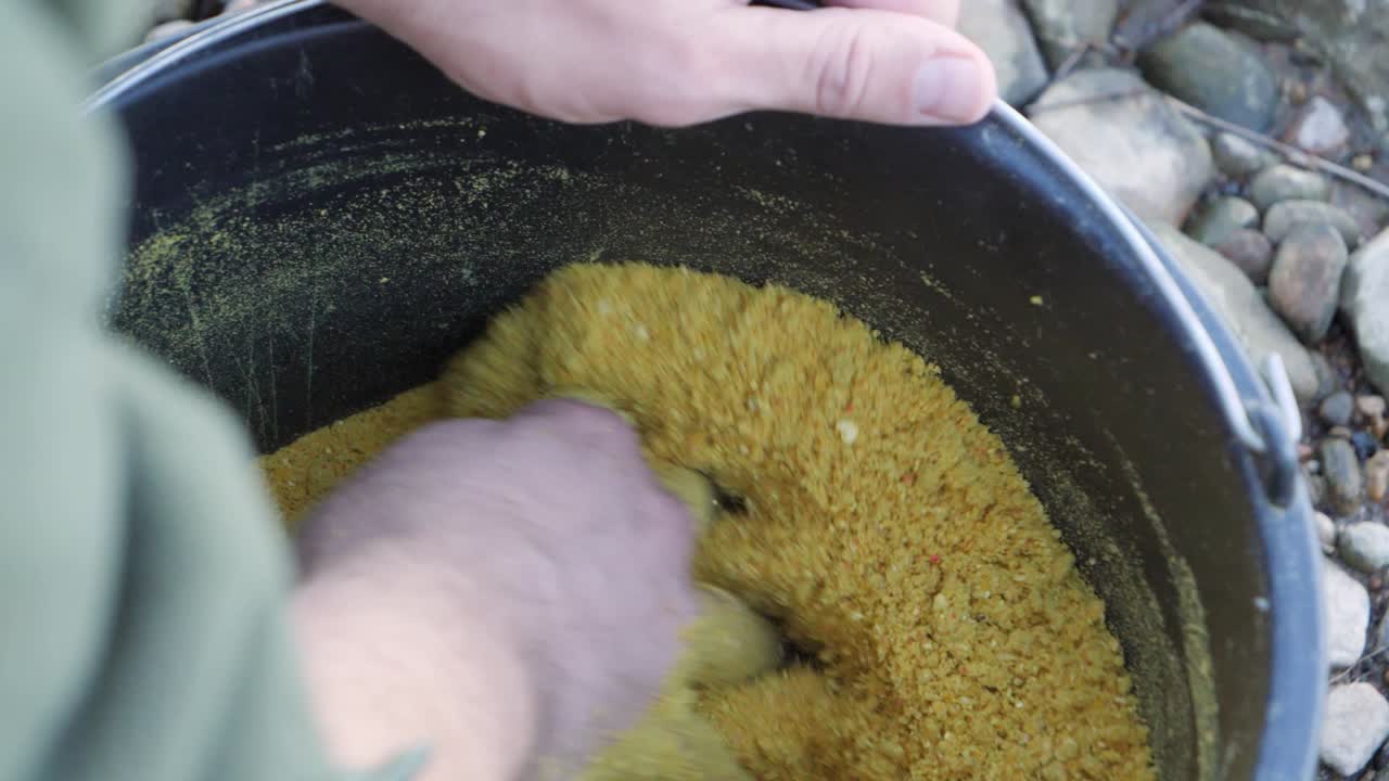 mezclando el cebo de la dorada a mano, cerca de la cámara lenta