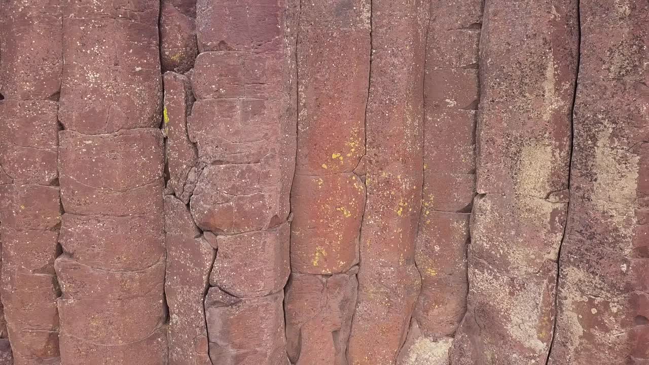 dolly de marco completo disparado a través de columnas de roca de basalto verticales uniformes