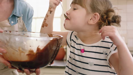 Glückliches-Kleines-Mädchen-Hilft-Mutter-Beim-Backen-In-Der-Küche,-Gießt-Teig-In-Backblech-Und-Bereitet-Zu-Hause-Hausgemachtes-Cupcake-Rezept-Zu