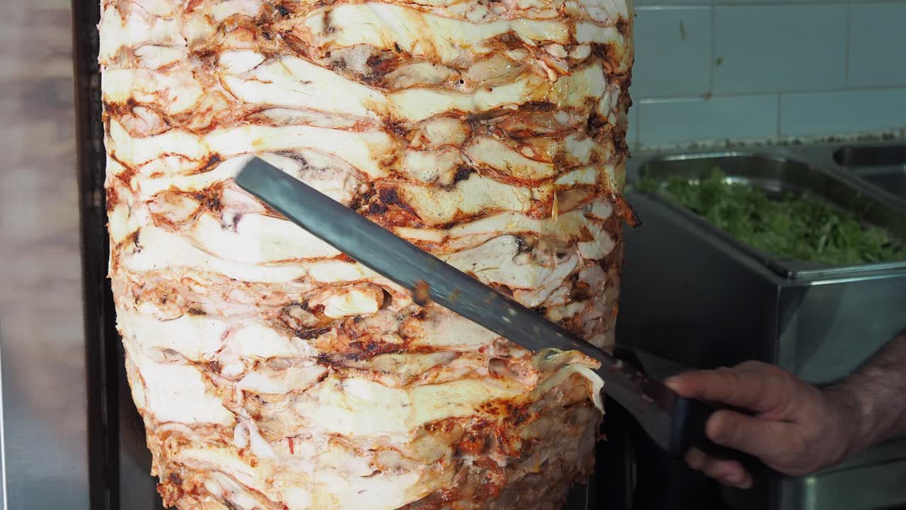la preparación de shawarma de pollo