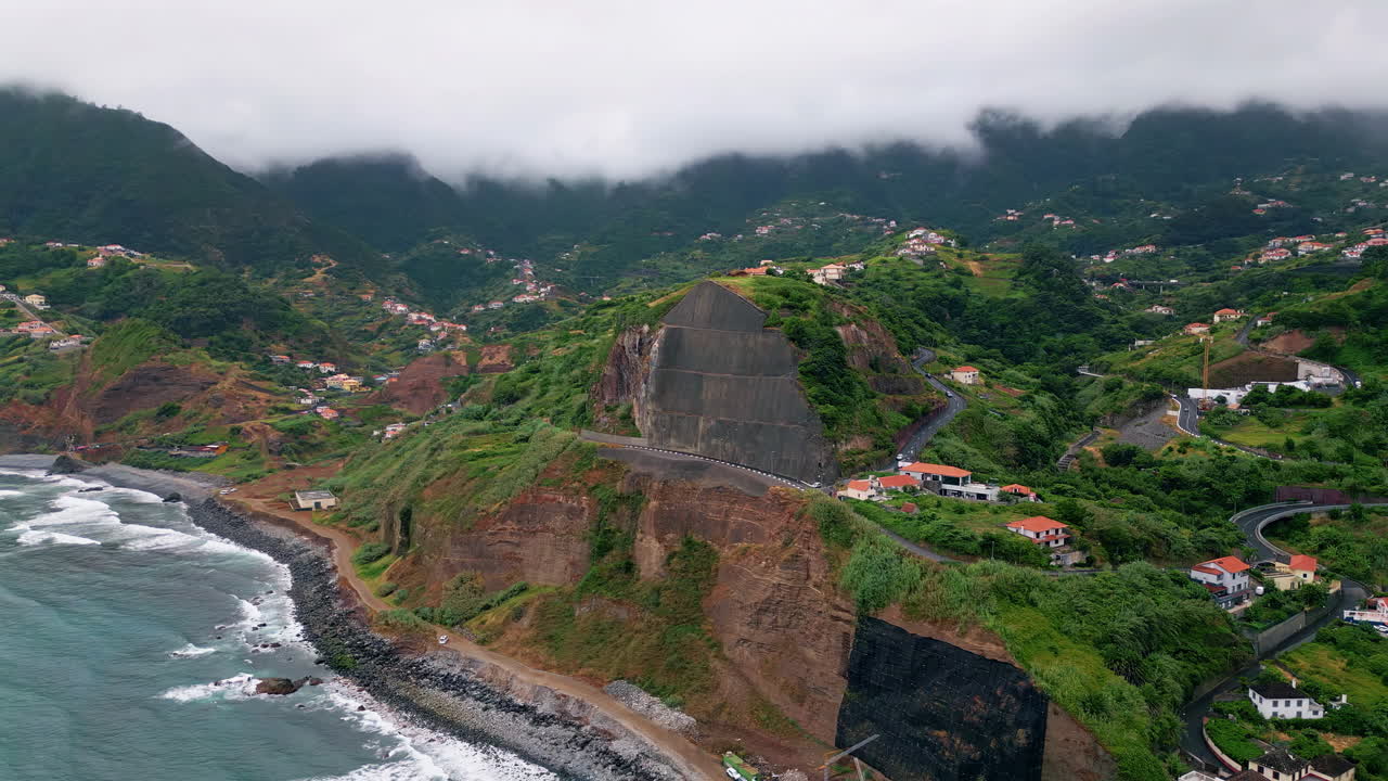 Vista aerea mozzafiato con drone di una costa rocciosa. Rigogliosa vegetazione che ricopre le colline montuose