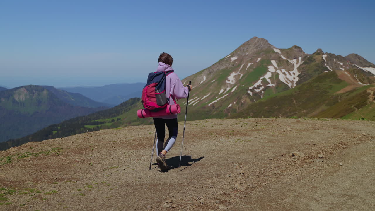 mujer haciendo senderismo en las montañas