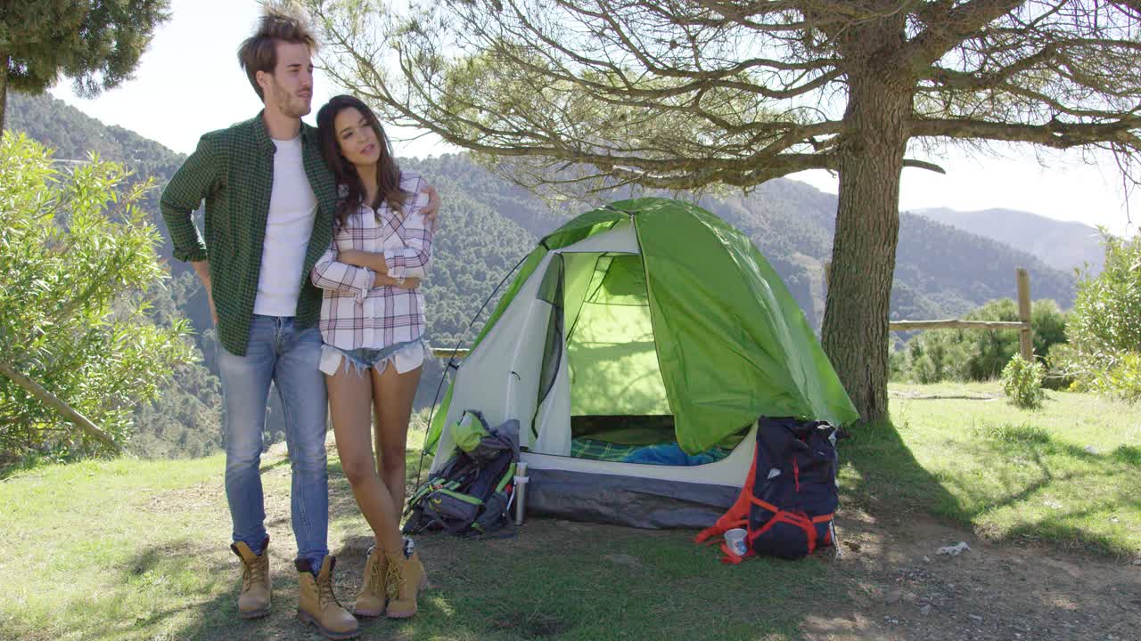 사랑에 젊은 관광 커플