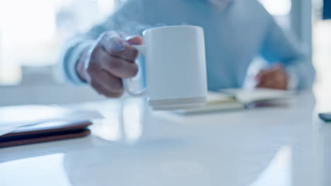 Person,-Getränk-Und-Hand-Auf-Kaffeetasse-Mit-Dampf