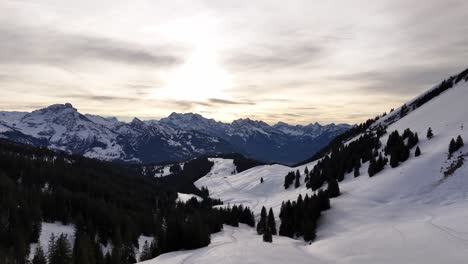 Vista-Panorámica-De-Las-Montañas-Cubiertas-De-Nieve-En-Europa,-Pistas-De-Esquí---Tiro-Con-Plataforma-Rodante-Con-Drones-Reales