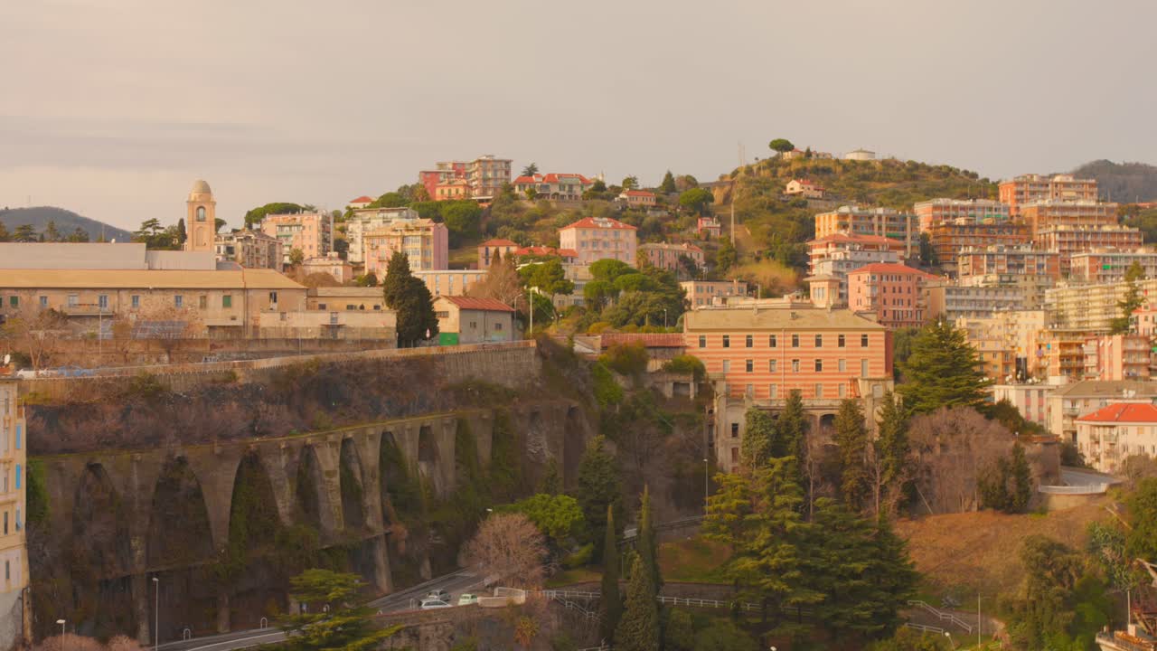 Savona tilbyder et fugleperspektiv, der fremhæver bygninger, grønne områder og bystruktur. Denne udsigt indfanger essensen af en levende italiensk by