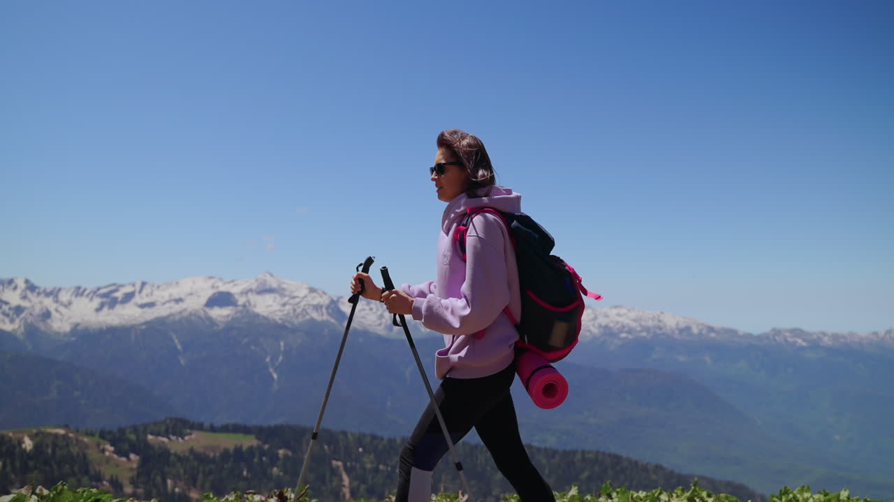 mujer haciendo senderismo en las montañas