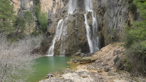 vue aérienne de la cascade au milieu de la gorge