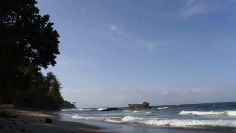 Timelapse-De-La-Playa-De-Yarra-En-La-Costa-Norte-De-La-Isla-Caribeña-De-Trinidad