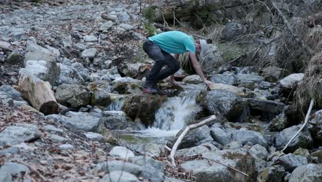 Wanderer,-Der-Aus-Dem-Fluss-Trinkt