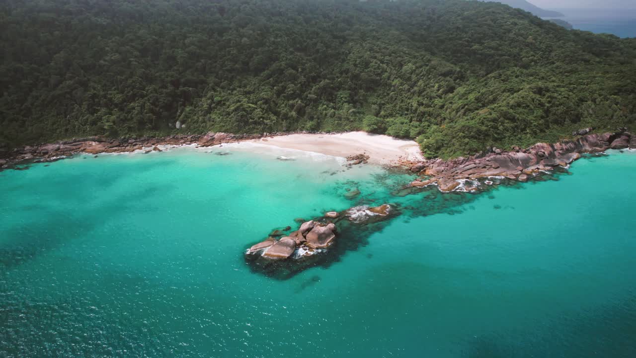la playa tropical de la gran isla angra dos reis, río de janeiro, brasil