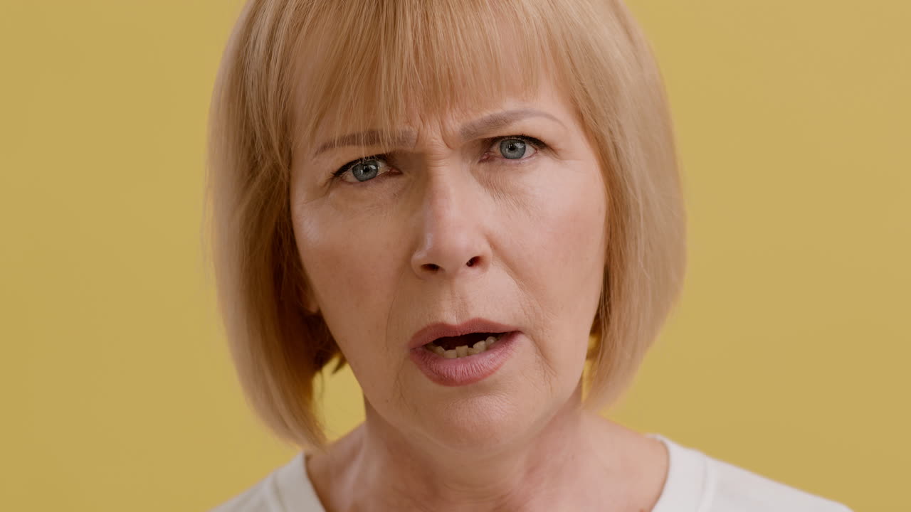 una mujer con una expresión sorprendida.