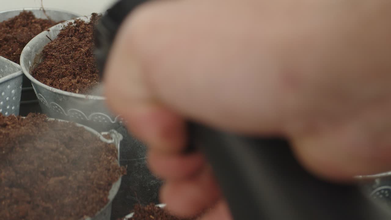 토양으로 가득 찬 버 ⁇ 에 물을 뿌려서 토양의 적절한 수분과 습도를 보장합니다.