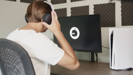chico dejando su controlador de ps y auriculares