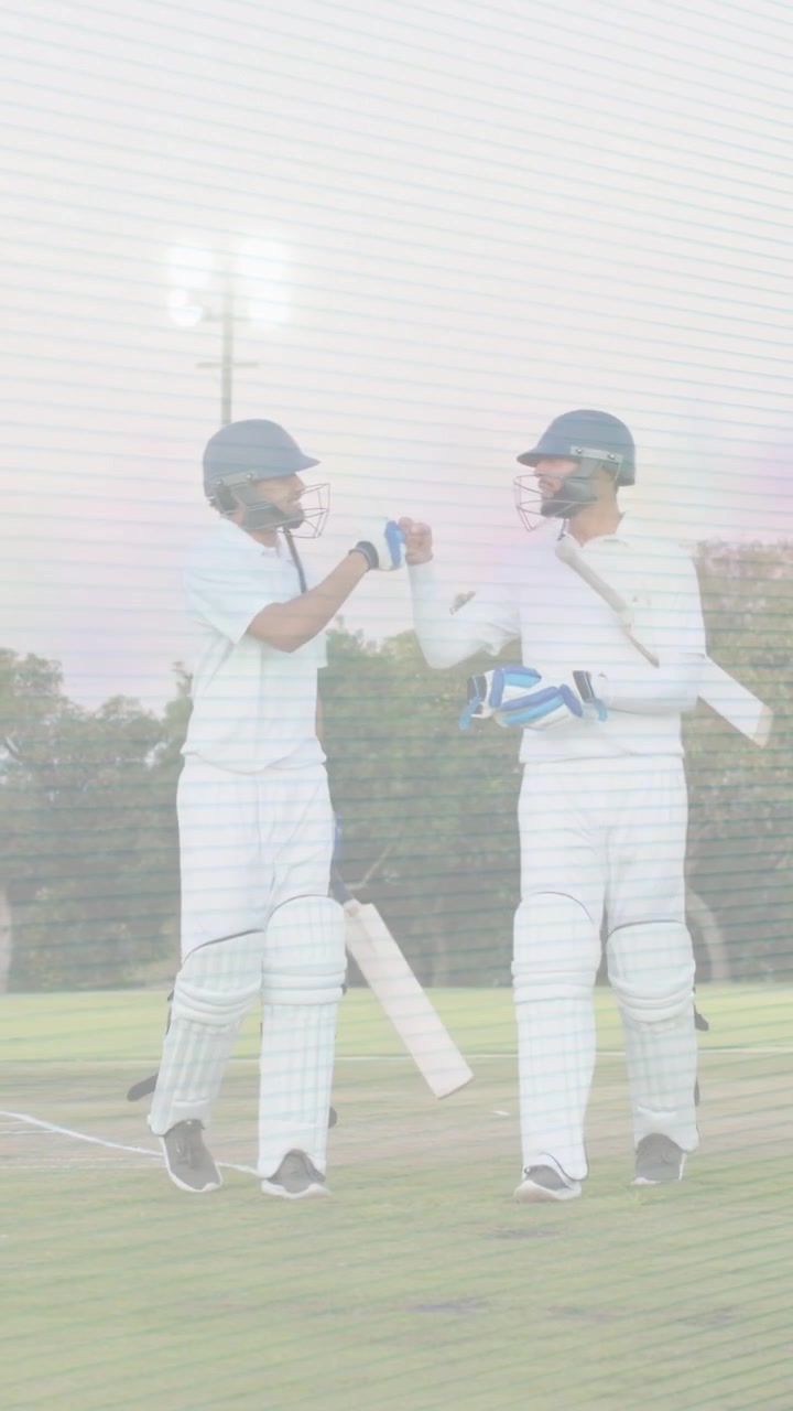 Vertikal video: Gærdespillere går ind, støder handsker sammen, justerer bat på cricketbane og forbereder sig på at batte