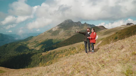 pareja de senderismo en las montañas