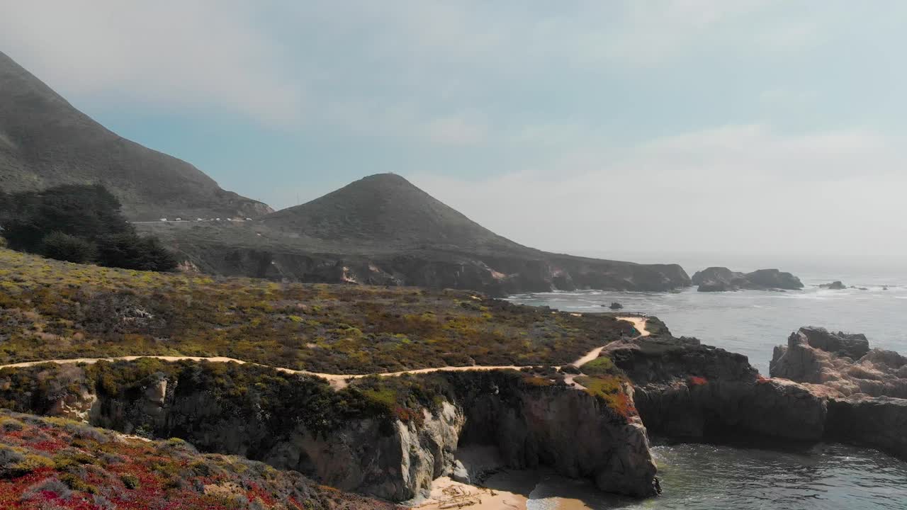 costa de california en verano, montaña en la parte de atrás
