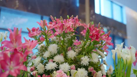 decoración de flores rosas y blancas en la entrada del hotel toma de primer plano, toma de arco, toma de bajo ángulo
