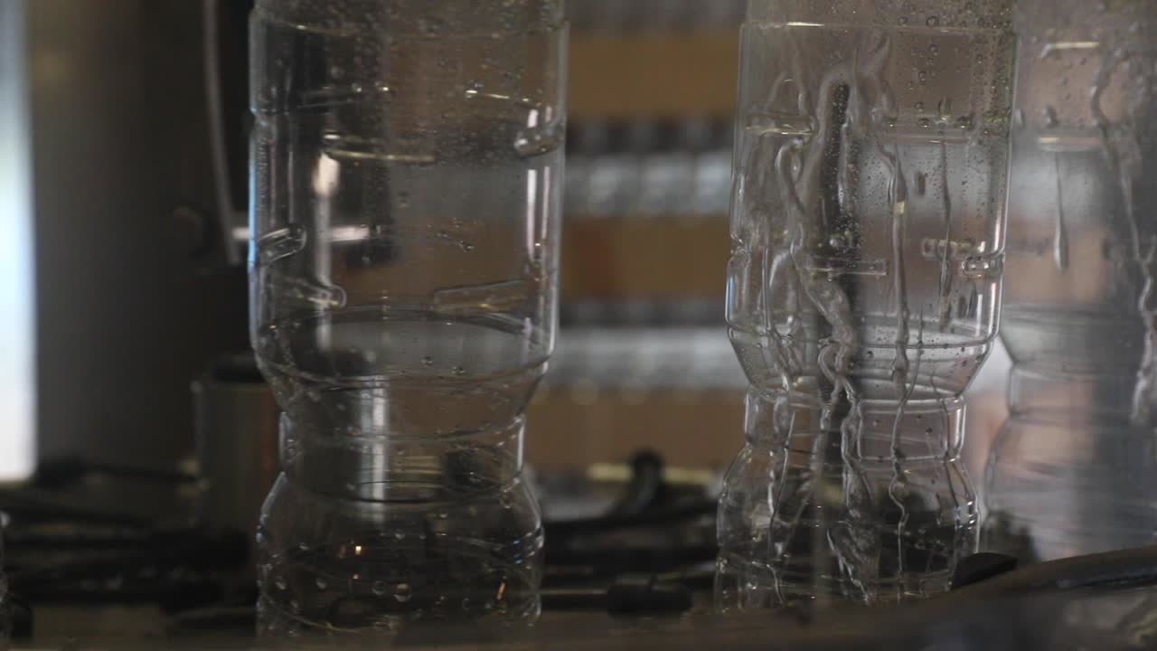 환경 친화적 인 식초 제조 공장 채울 준비가 된 플라스틱 병을 청소합니다.