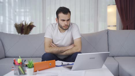 el hombre de trabajo serio y centrado se enoja con lo que ve en la pantalla.