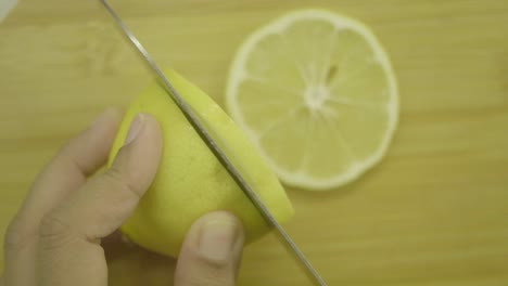 cortando un limón