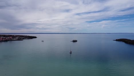 Tranquil-view-of-Playa-Pichilingue-in-Baja-California,-boats-floating-on-calm-waters,-serene-seascape