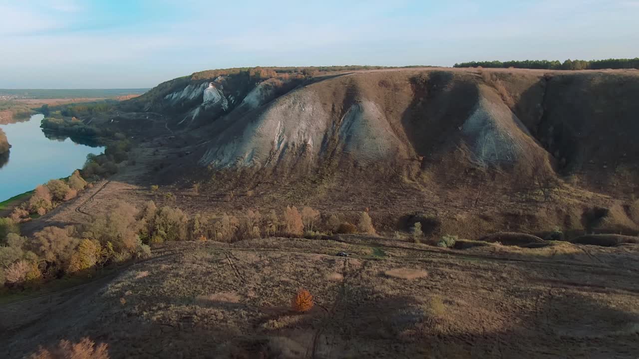 valle del río de otoño con colinas y acantilados