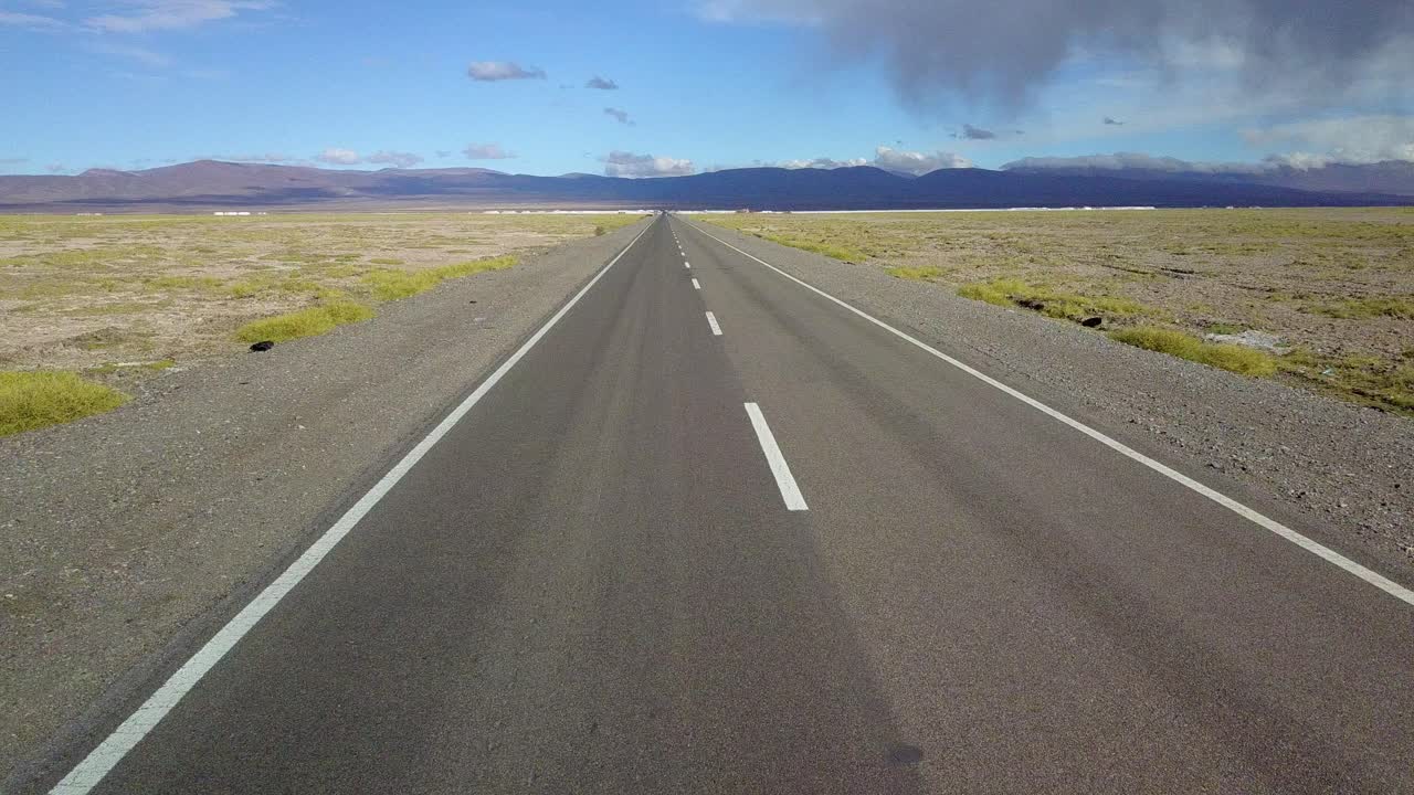 놀라운 풍경 속 의 사막 도로