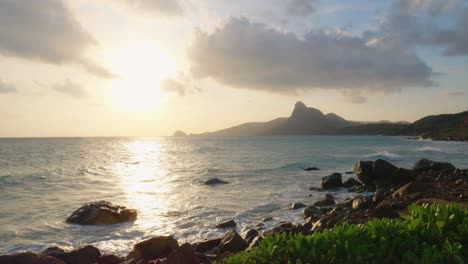 Hermosa-Puesta-De-Sol-En-Una-Playa-Rocosa-En-La-Isla-Con-Dao,-Vietnam