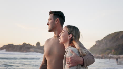 pareja, abrazar y caminar por la playa con vista