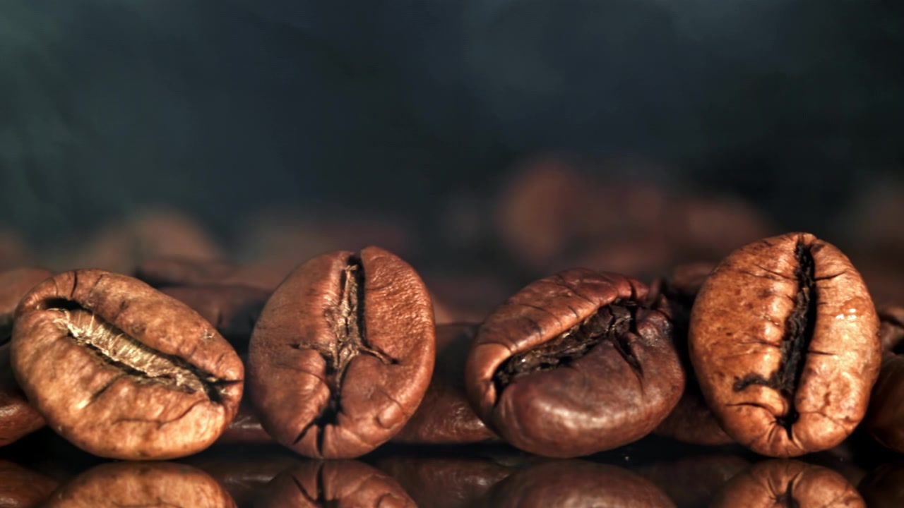 Nærbillede af ristede kaffebønner med stigende damp