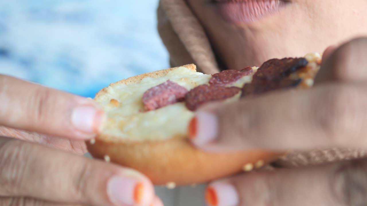 mujer comiendo una deliciosa rebanada de pizza