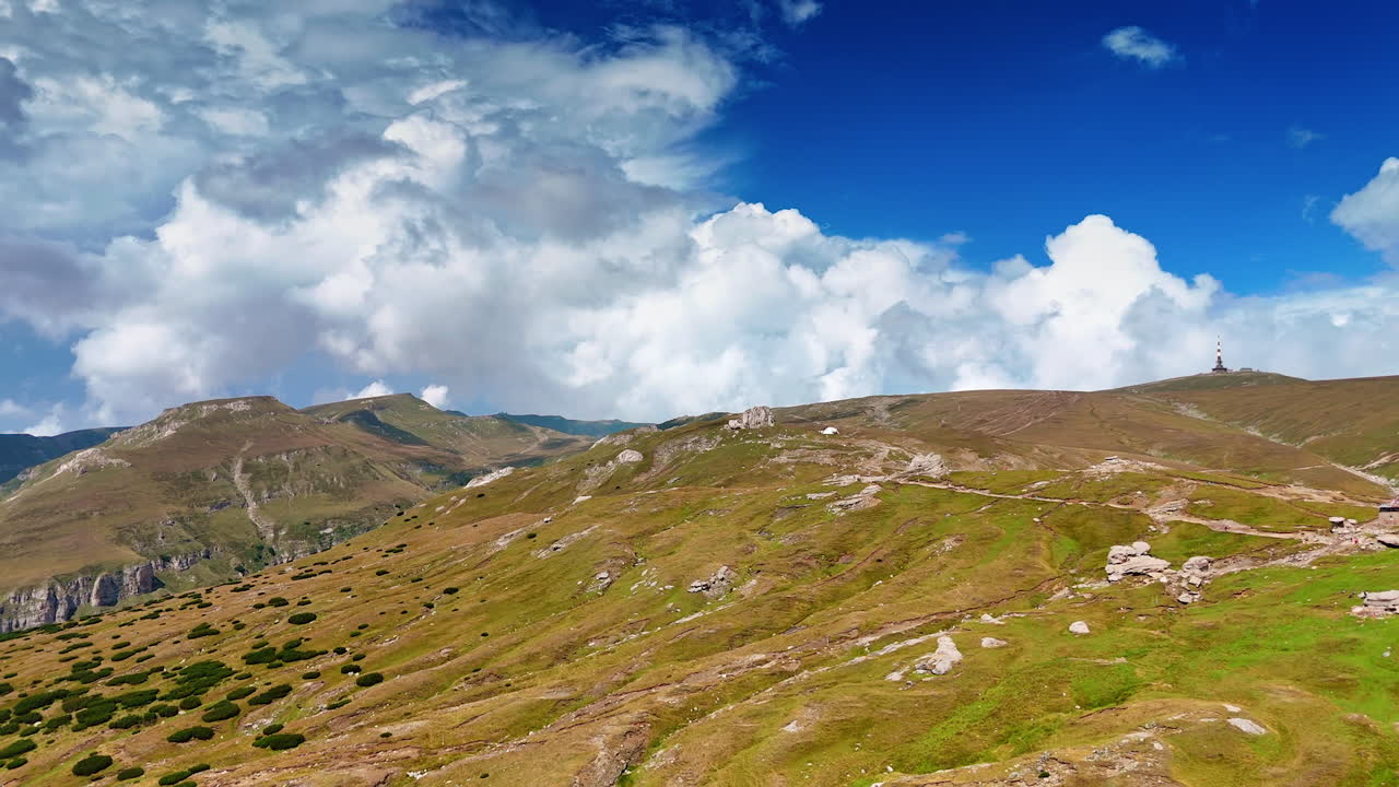 Un'aspra cresta rocciosa che taglia il cielo. La dorsale di pietra forma una barriera naturale spettacolare.