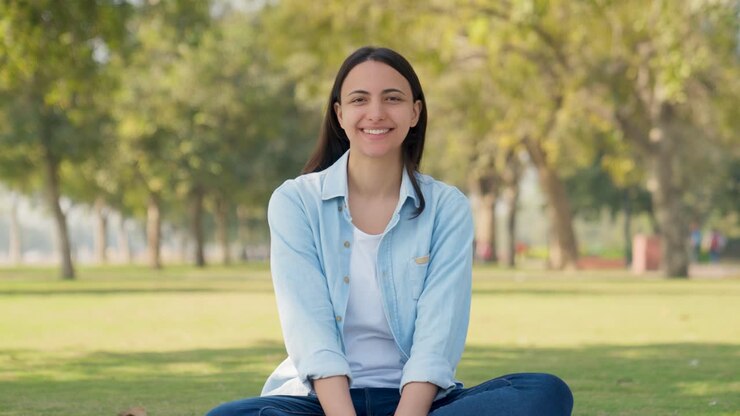 Una chica india sonriendo