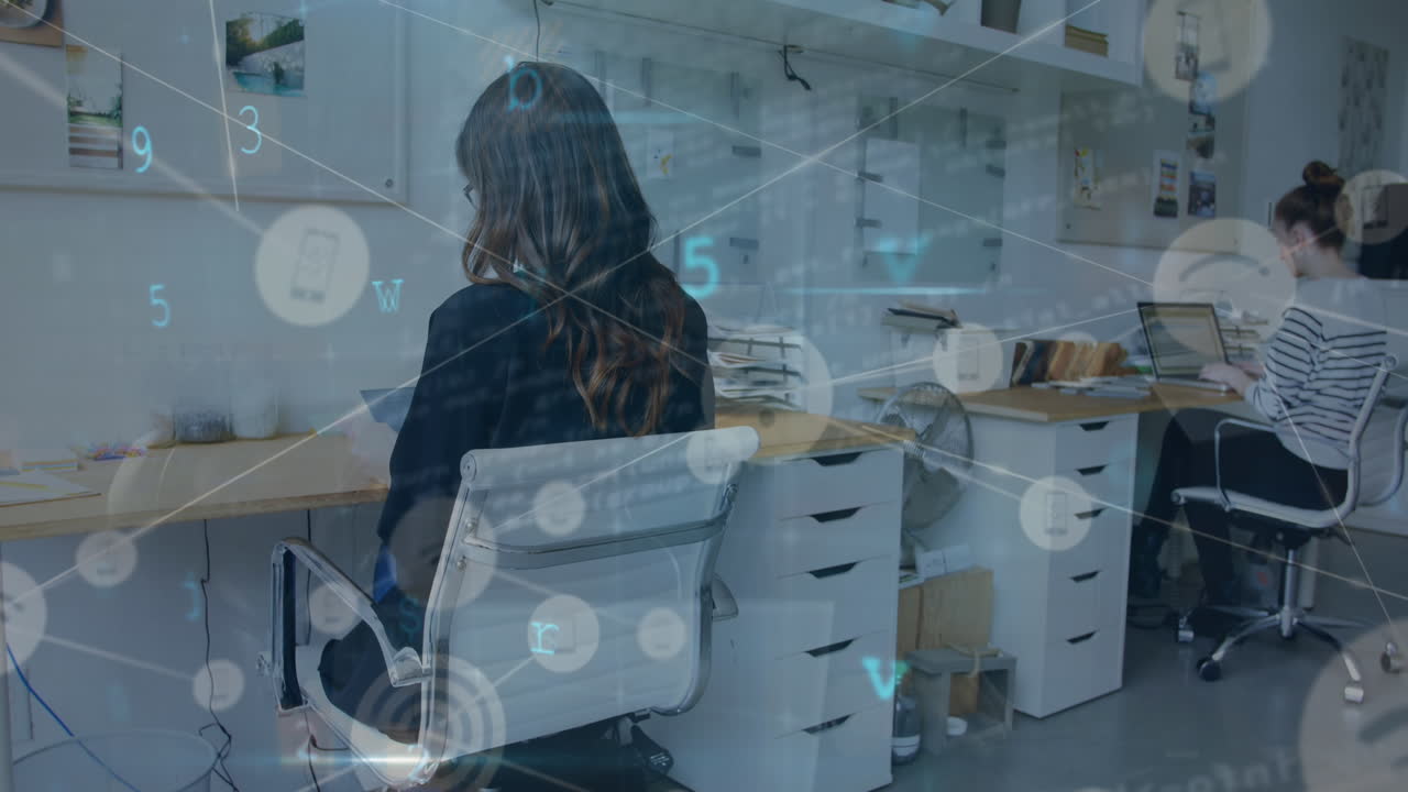 사무실에 있는 백인 여성 동료들에 대한 데이터 및 연결 네트워크 처리