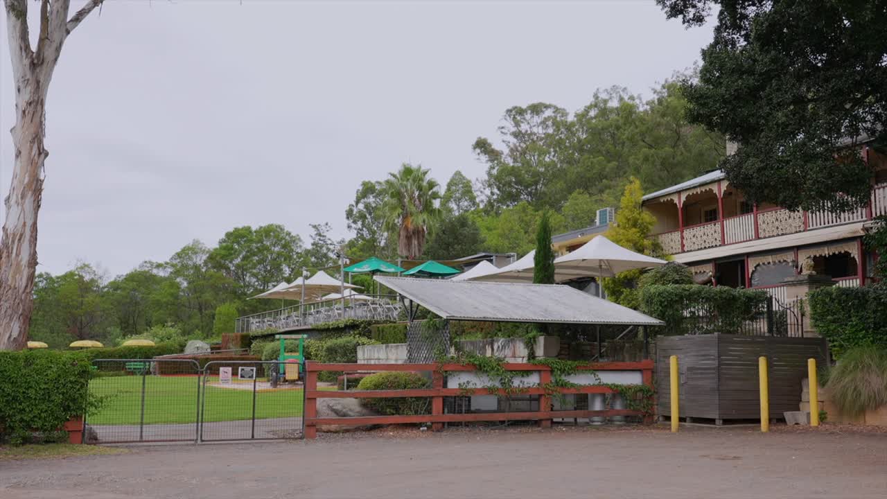 Plano geral da parte traseira de um antigo hotel-pub local em Wisemans Ferry, Nova Gales do Sul, Austrália.