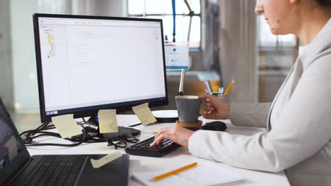 programador en la computadora trabajando y bebiendo café