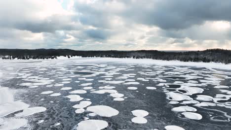 Üppige-Winterfarben-Mit-Untergehender-Sonne-Hinter-Den-Wolken,-Deren-Farben-Sich-Auf-Dem-Eis-Spiegeln