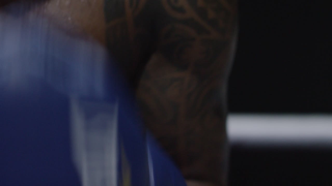 Persona con un tatuaggio e vestiti blu