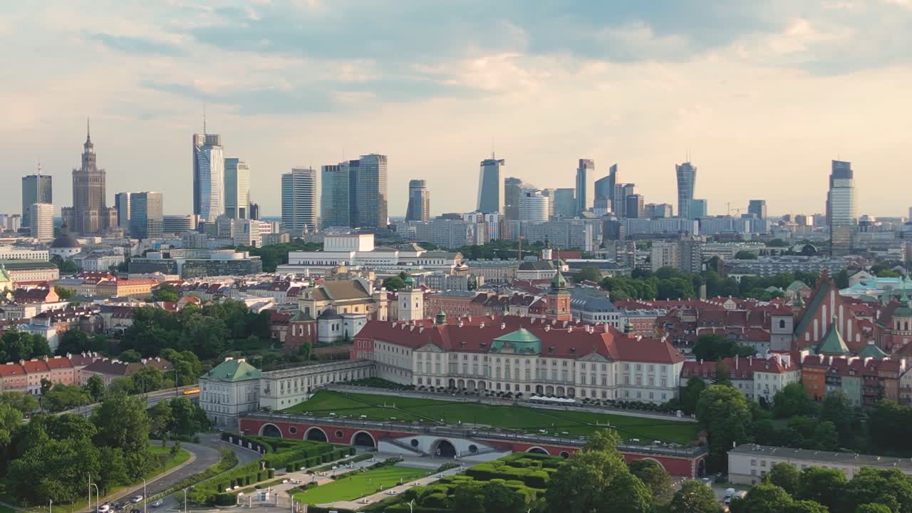 Panorama udara Warsawa, Polandia, di atas sungai Vistula dan pusat kota di kejauhan, termasuk Kota Tua.
